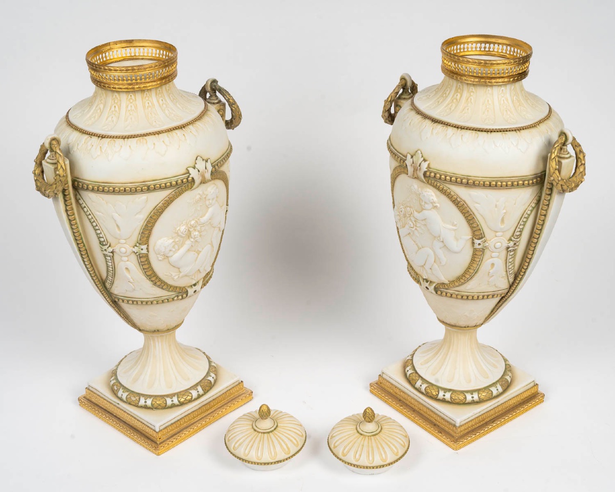 Paire de vases en porcelaine biscuit – Manufacture Müller – Style Louis XVI, fin du XIX-photo-1