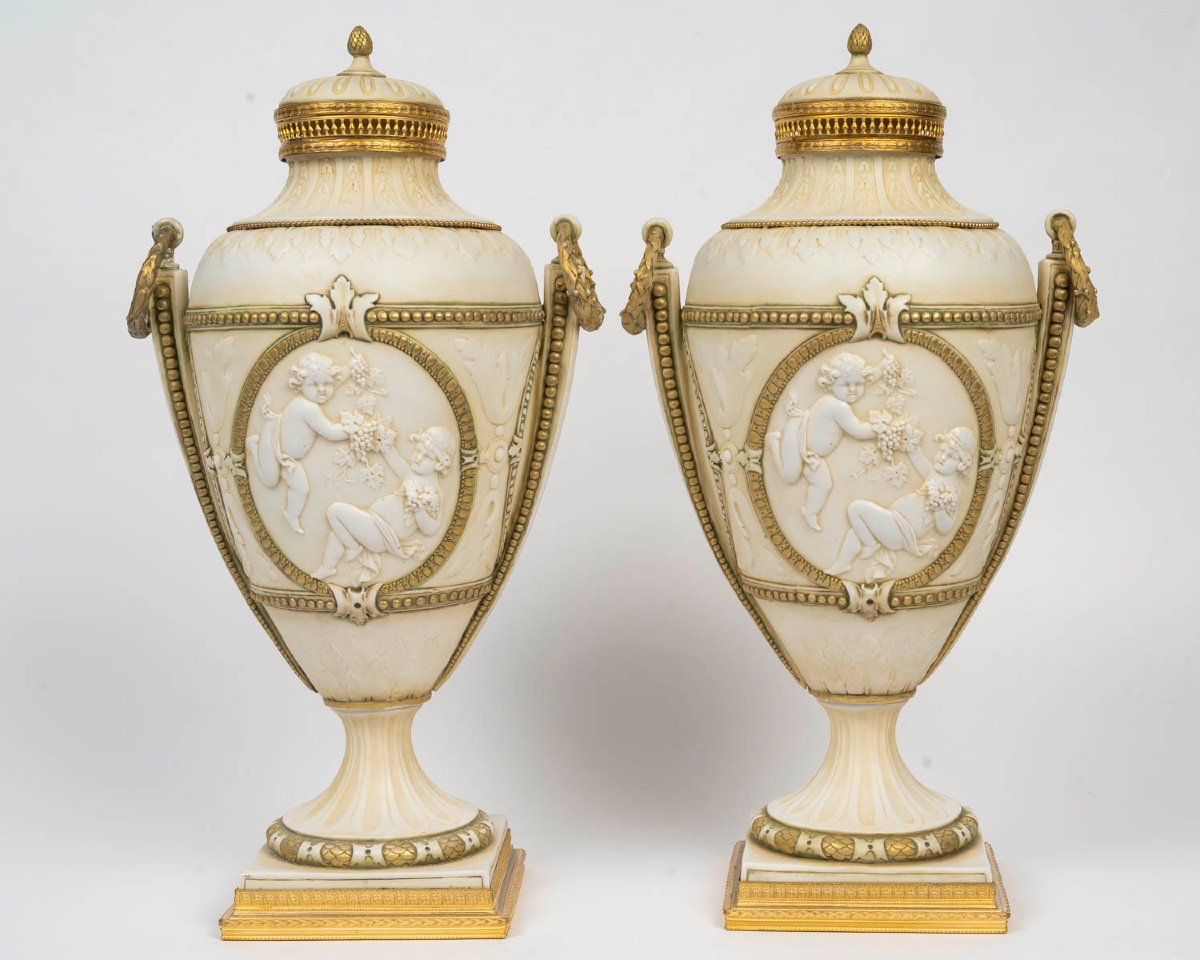 Paire de vases en porcelaine biscuit – Manufacture Müller – Style Louis XVI, fin du XIX