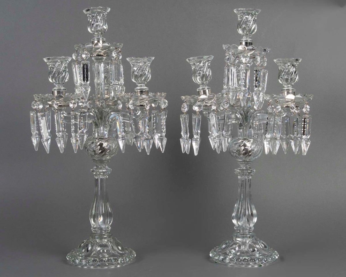 Paire de girandoles à cinq lumières en cristal moulé, France, XXᵉ siècle