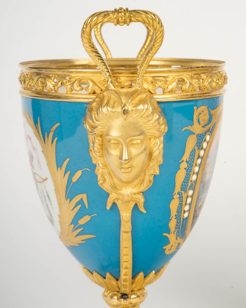 Paire de vases en forme d’urne en porcelaine de Sèvres et bronze doré – XIXe siècle-photo-3
