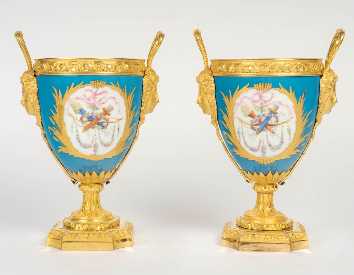 Paire de vases en forme d’urne en porcelaine de Sèvres et bronze doré – XIXe siècle-photo-4