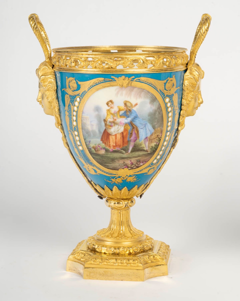 Paire de vases en forme d’urne en porcelaine de Sèvres et bronze doré – XIXe siècle-photo-1