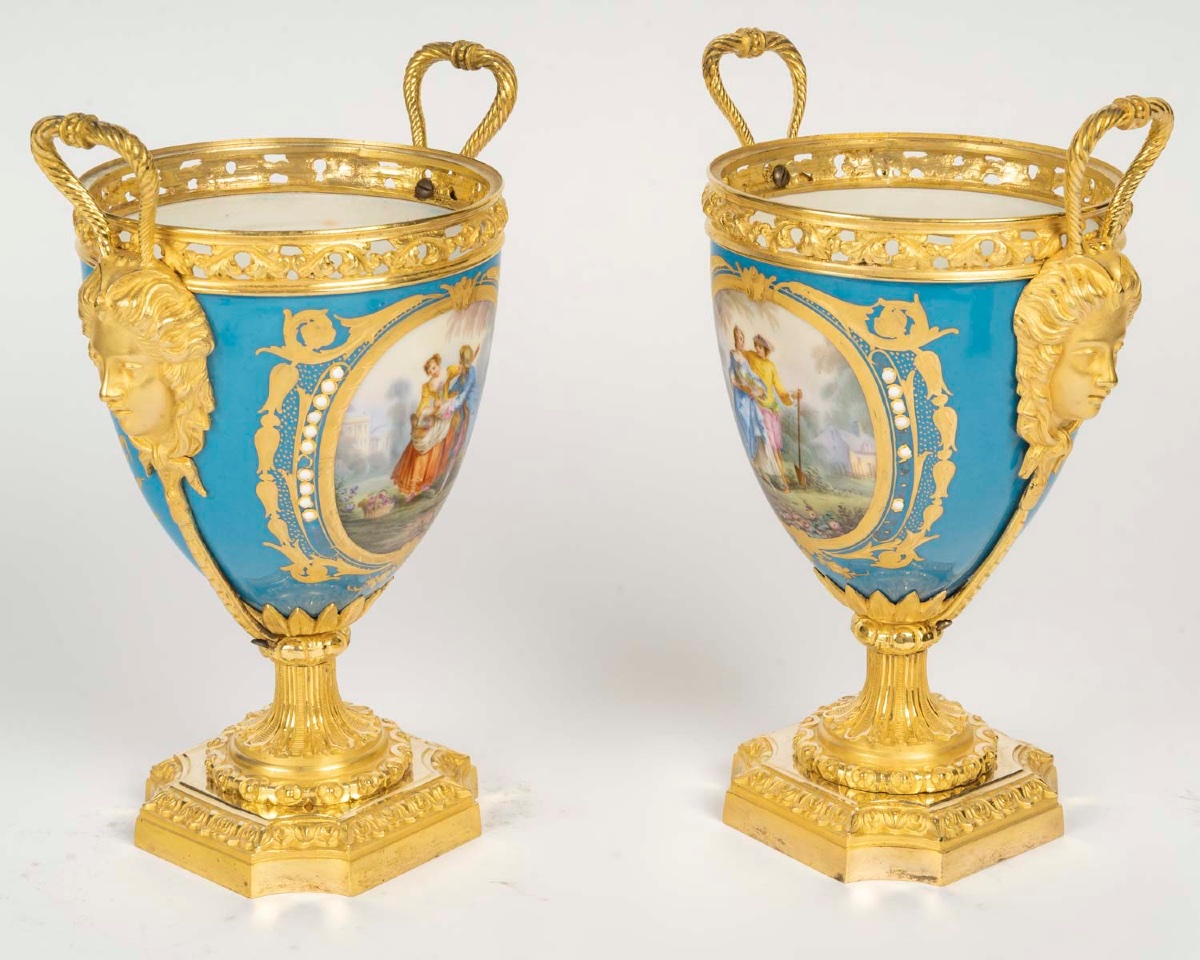 Paire de vases en forme d’urne en porcelaine de Sèvres et bronze doré – XIXe siècle-photo-6