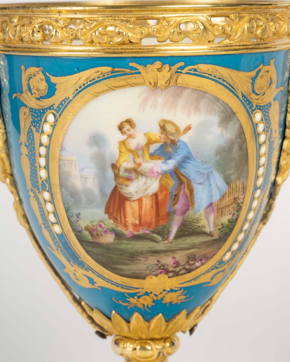 Paire de vases en forme d’urne en porcelaine de Sèvres et bronze doré – XIXe siècle-photo-8