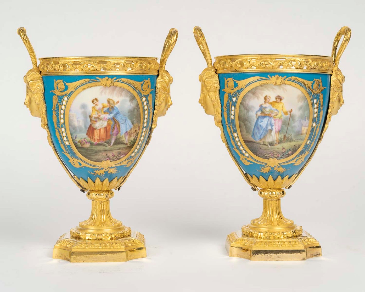 Paire de vases en forme d’urne en porcelaine de Sèvres et bronze doré – XIXe siècle
