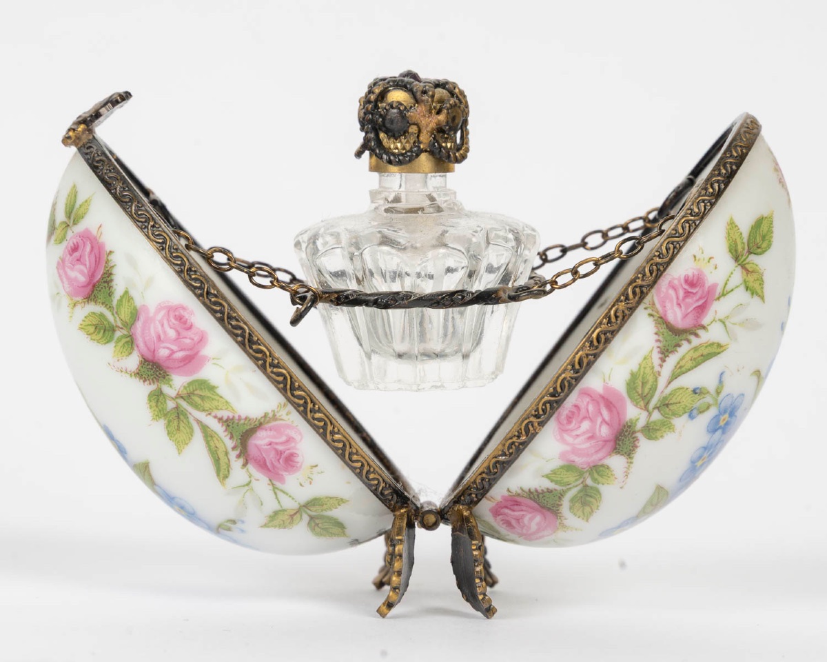 Miniature Limoges Porcelain Egg With Perfume Bottle – Early 20th Century-photo-3