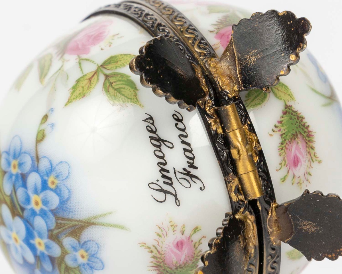 Miniature Limoges Porcelain Egg With Perfume Bottle – Early 20th Century-photo-1