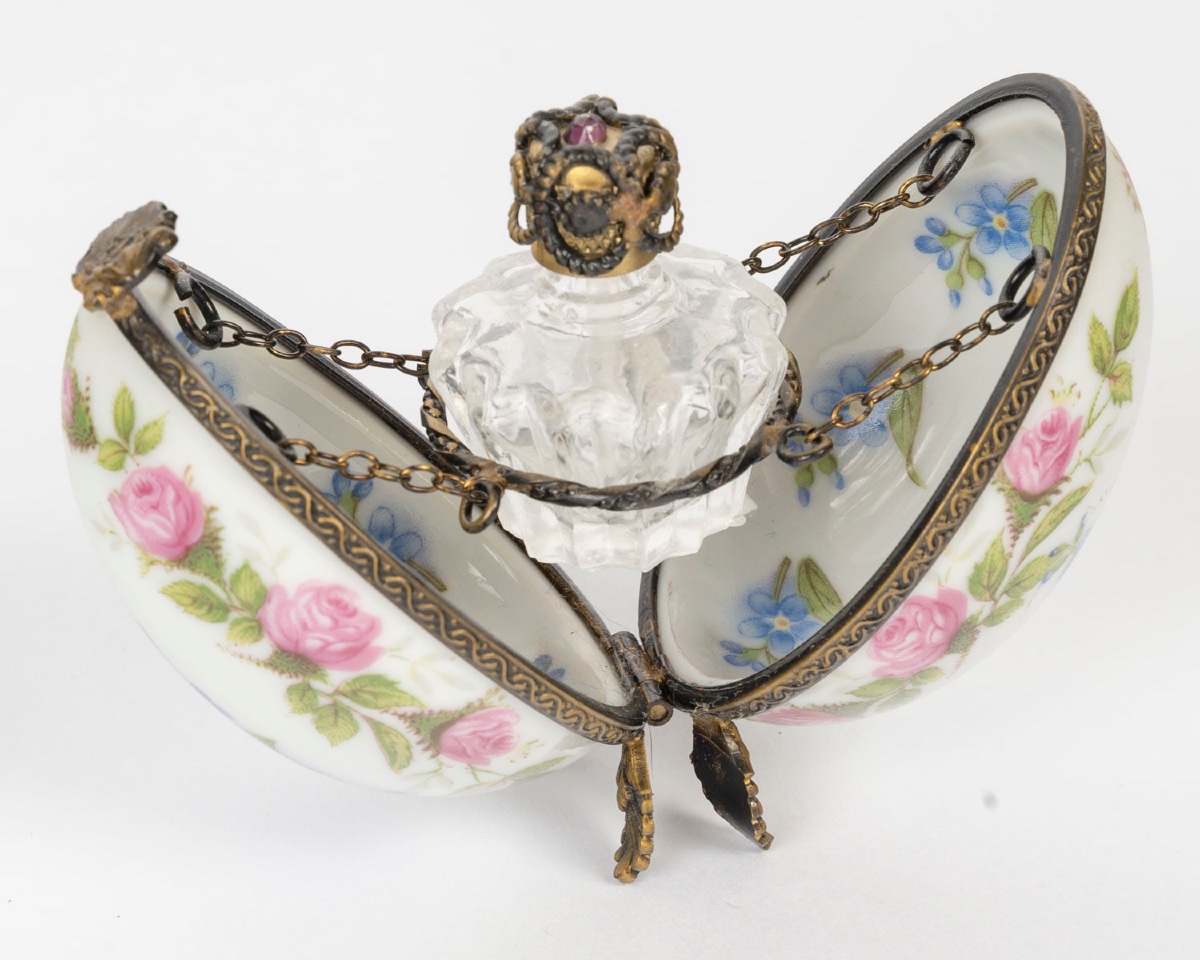 Miniature Limoges Porcelain Egg With Perfume Bottle – Early 20th Century-photo-6