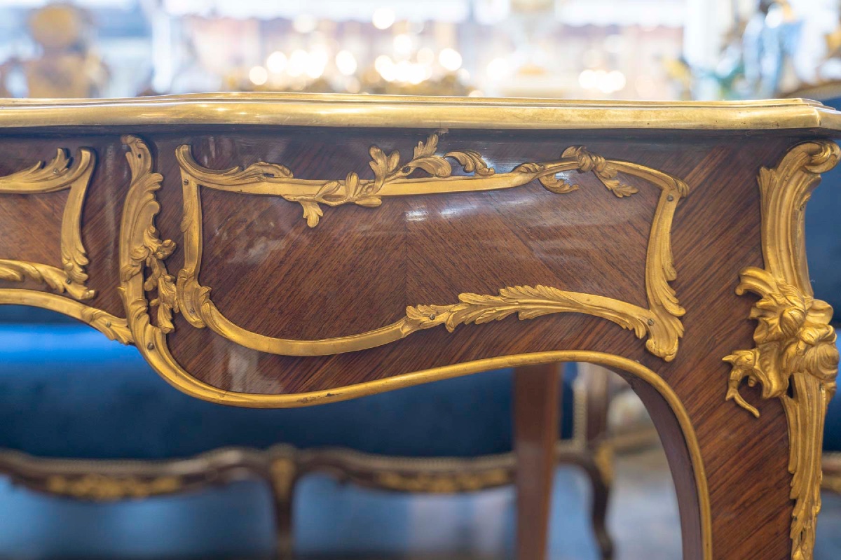 Bureau plat de style Louis XV en bois de violette et bronzes dorés, fin XIXe siècle-photo-4