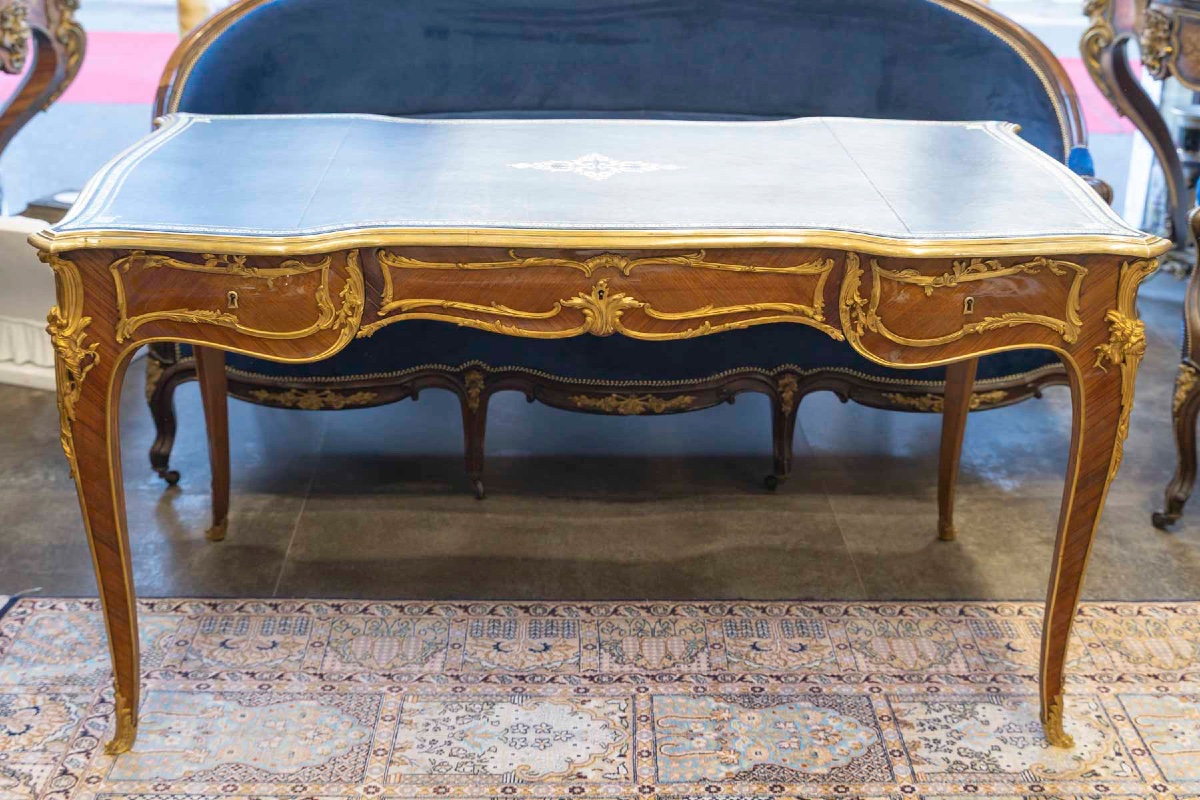 Bureau plat de style Louis XV en bois de violette et bronzes dorés, fin XIXe siècle
