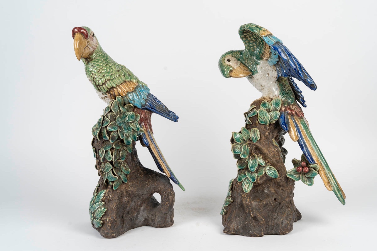 Paire de perroquets en barbotine polychrome, décor naturaliste, époque Art nouveau vers 1900-photo-2