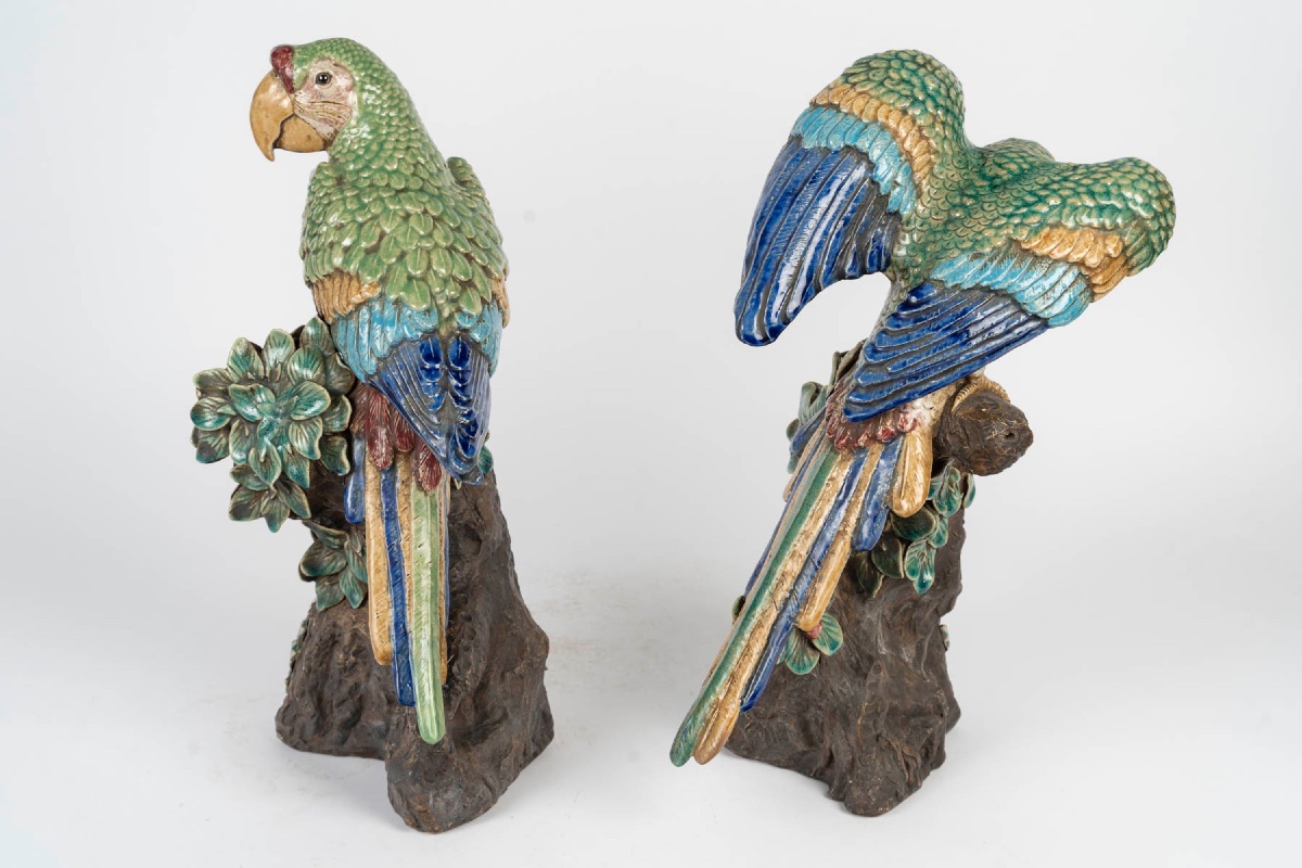 Paire de perroquets en barbotine polychrome, décor naturaliste, époque Art nouveau vers 1900-photo-4