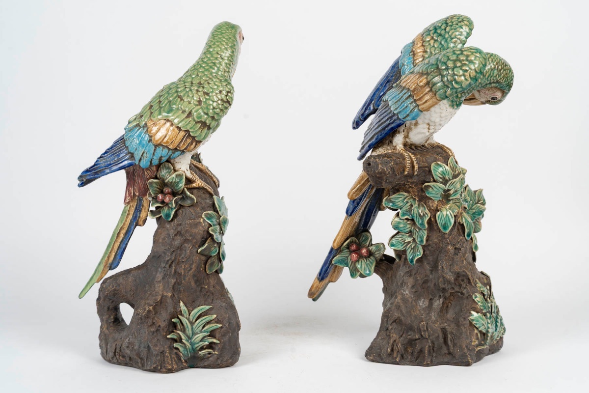 Paire de perroquets en barbotine polychrome, décor naturaliste, époque Art nouveau vers 1900-photo-2