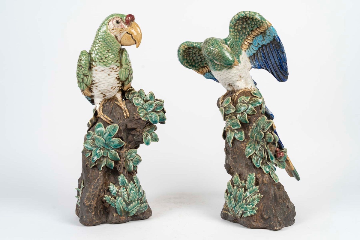 Paire de perroquets en barbotine polychrome, décor naturaliste, époque Art nouveau vers 1900-photo-3