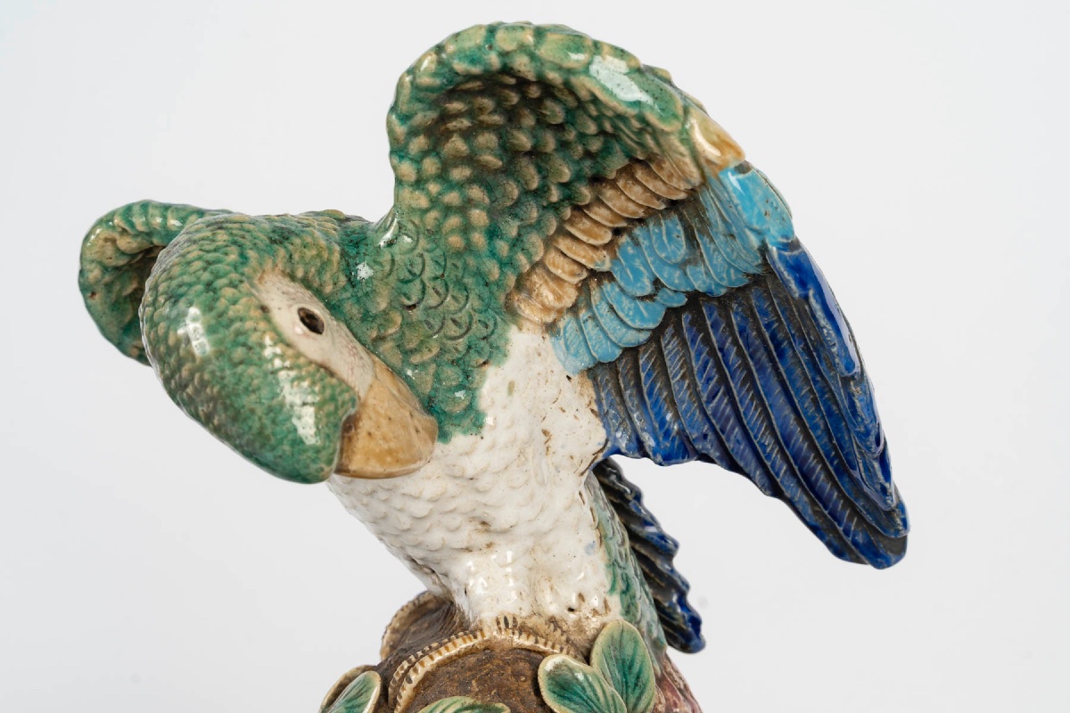 Paire de perroquets en barbotine polychrome, décor naturaliste, époque Art nouveau vers 1900-photo-4
