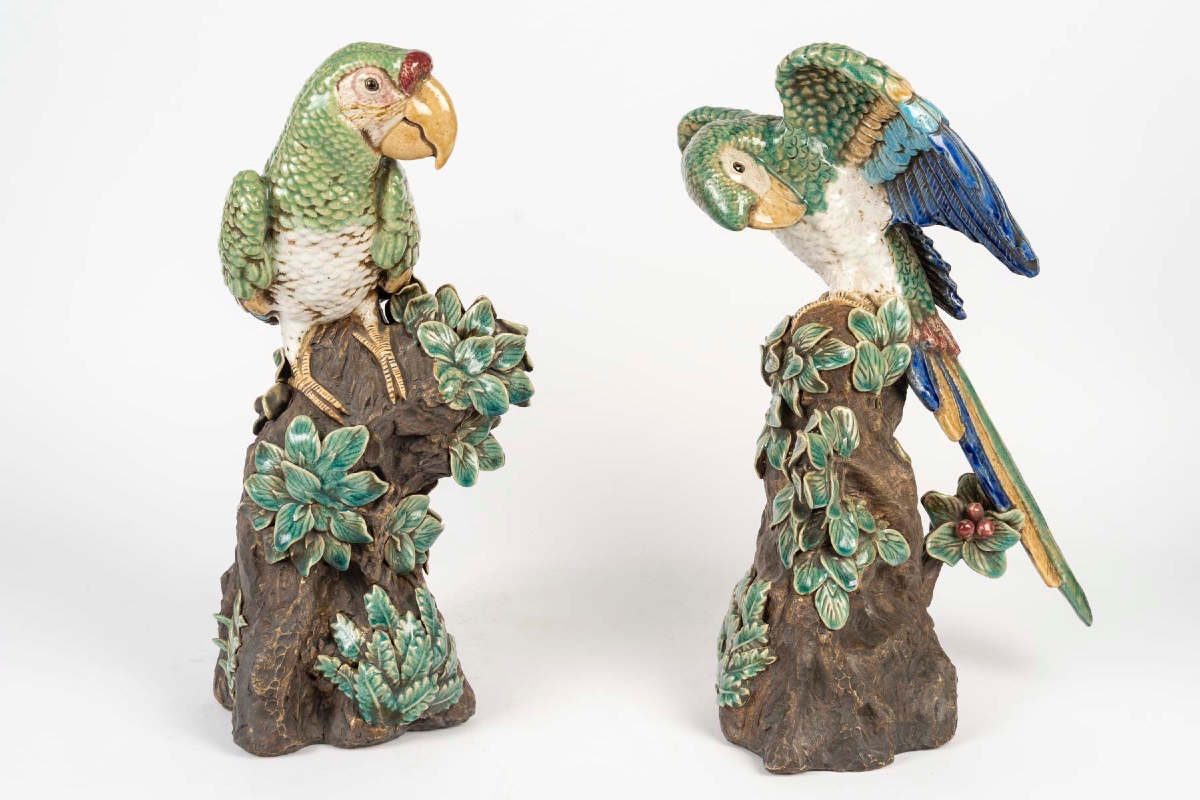 Paire de perroquets en barbotine polychrome, décor naturaliste, époque Art nouveau vers 1900