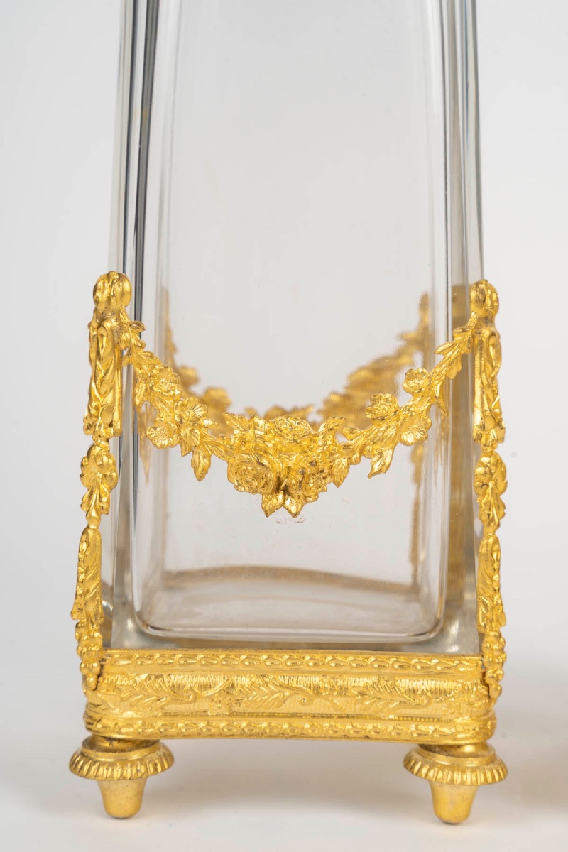Paire de vases en cristal et laiton doré à décor de mascarons, vers 1900-photo-1