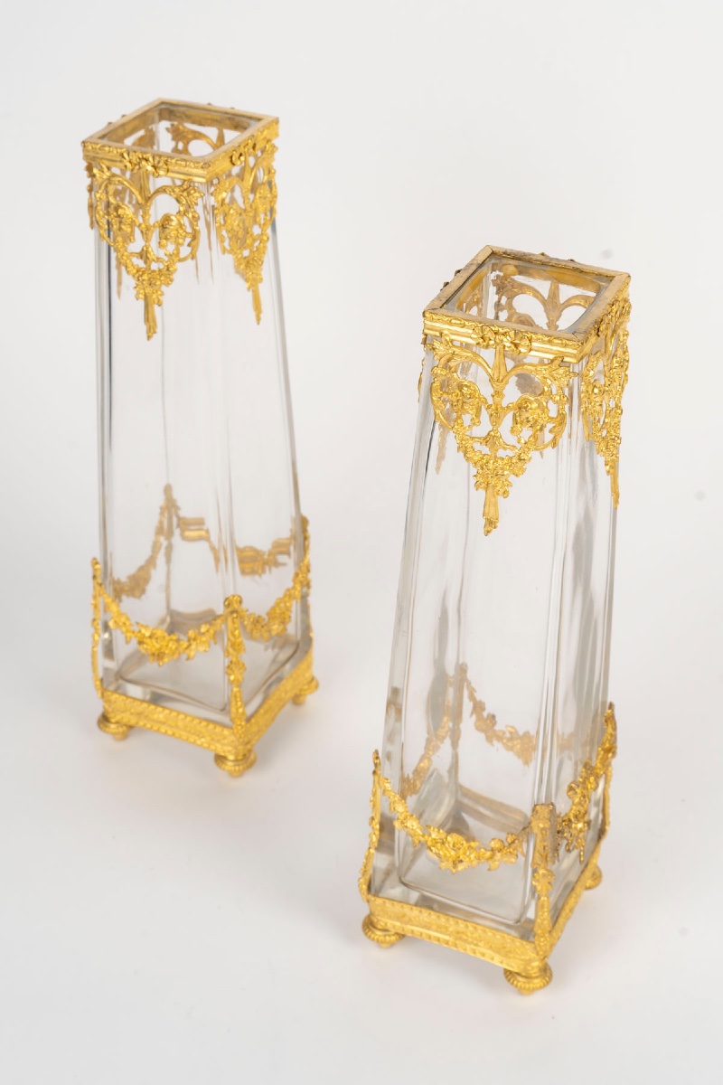 Paire de vases en cristal et laiton doré à décor de mascarons, vers 1900-photo-2