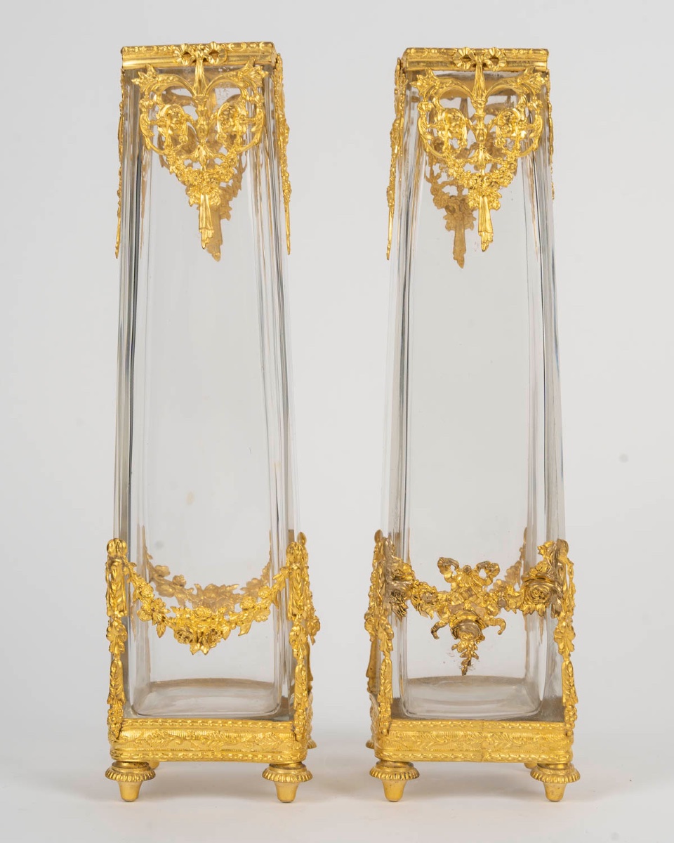 Paire de vases en cristal et laiton doré à décor de mascarons, vers 1900