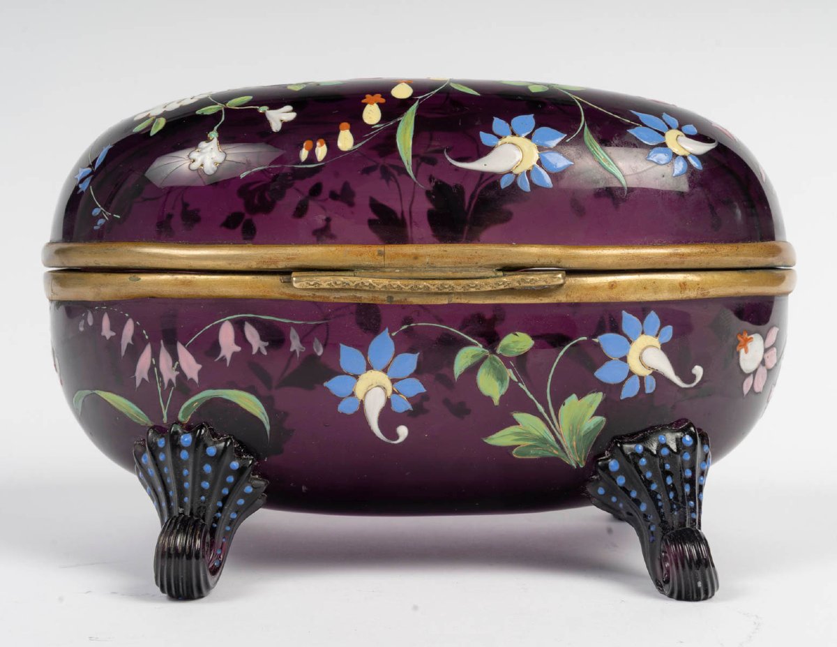 Boîte ovale en verre moulé améthyste à décor émaillé polychrome, Art Nouveau, vers 1900-photo-4