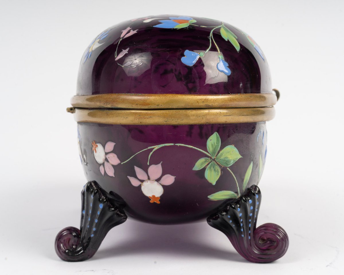 Boîte ovale en verre moulé améthyste à décor émaillé polychrome, Art Nouveau, vers 1900-photo-2