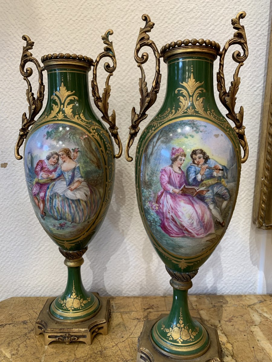 Paire De Vases En Porcelaine De Sèvres à Décor De Scènes Galantes, époque Napoléon III