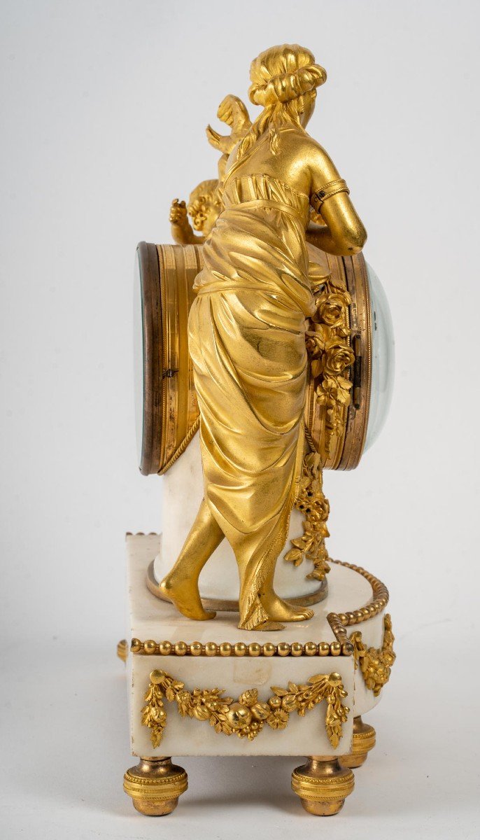 Une Pendule En Bronze Doré Et Marbre Blanc XVIIIème Siècle -photo-5