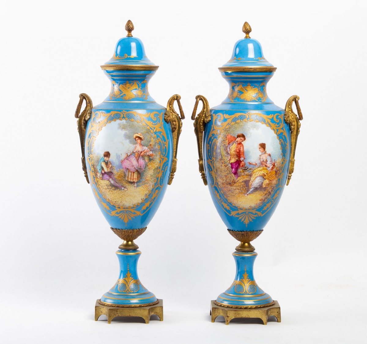 Un Paire De Vases En Porcelaine De Syle Sèvres Fin XIXème 