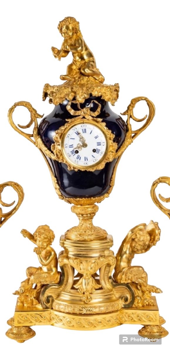 Une Pendule En Porcelaine Et Bronze Doré Fin XIXème Siècle