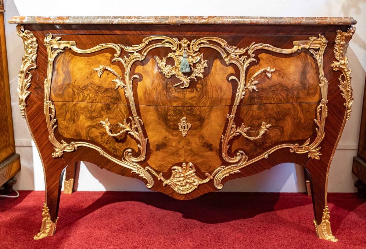 Une Belle Commode De Style Louis XV