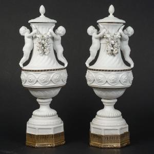 Une Paire De Vases En Porcelaine De Biscuit, Fin XIXè Siècle 