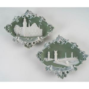 Une Paire De Plaques En Porcelaine De Style Wedgwood 1900