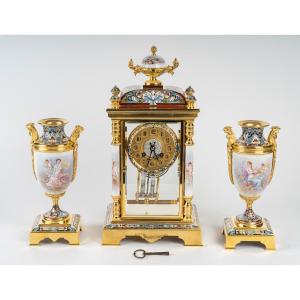 Une Garniture De Cheminée En Porcelaine, Bronze Doré Et émail Cloisonné, Fin XIXème Siècle