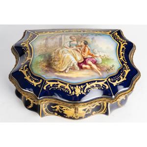Un coffret à bijoux en porcelaine, fin XIXème siècle 
