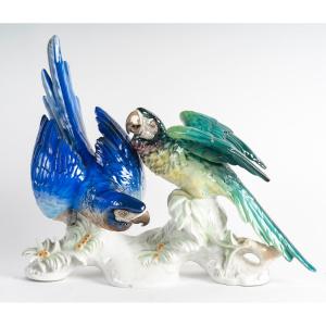 Un groupe en porcelaine de deux sculptures de perroquets début XXème siècle 