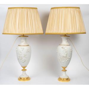 Une paire de lampes en porcelaine de biscuit de Sèvres, fin XIXème siècle 