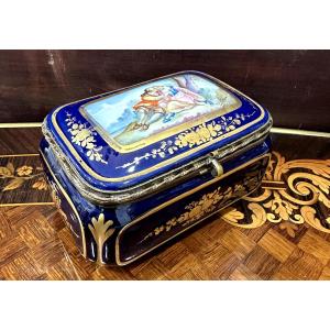 Un coffret à bijoux en porcelaine de sèvres, fin XIXème siècle 