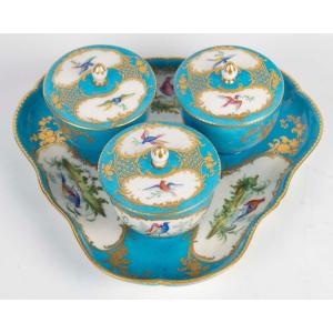 Un crémier en porcelaine de sèvres, époque XVIIIème siècle 