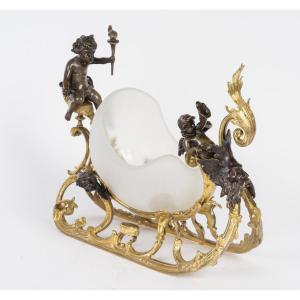Une caleche en bronze et verre opalescent, fin XIXème siècle 
