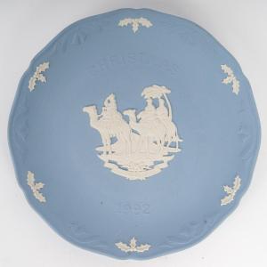 Un plat en WEDGWOOD bleu, époque XXème siècle 