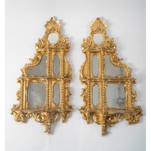 Une paire d'étagères en bois doré en bois sculpté et doré de style nap III, fin XIXème siècle