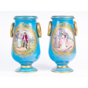 Paire d’urnes en porcelaine dans le goût de Sèvres – Fin du XIXᵉ siècle