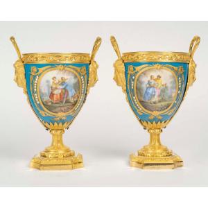 Paire de vases en forme d’urne en porcelaine de Sèvres et bronze doré – XIXe siècle