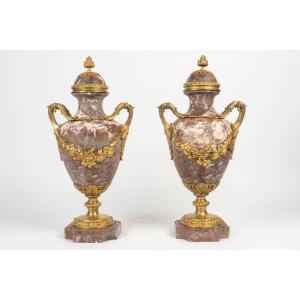 Paire de cassolettes de style Louis XVI, marbre fleur de pêcher et bronze doré, fin XIXe