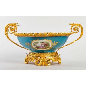 Une Coupe En Porcelaine De Style Sèvre, Fin XIXème Siècle 