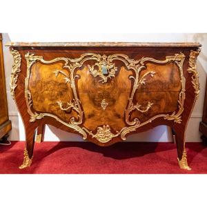 Une Belle Commode De Style Louis XV