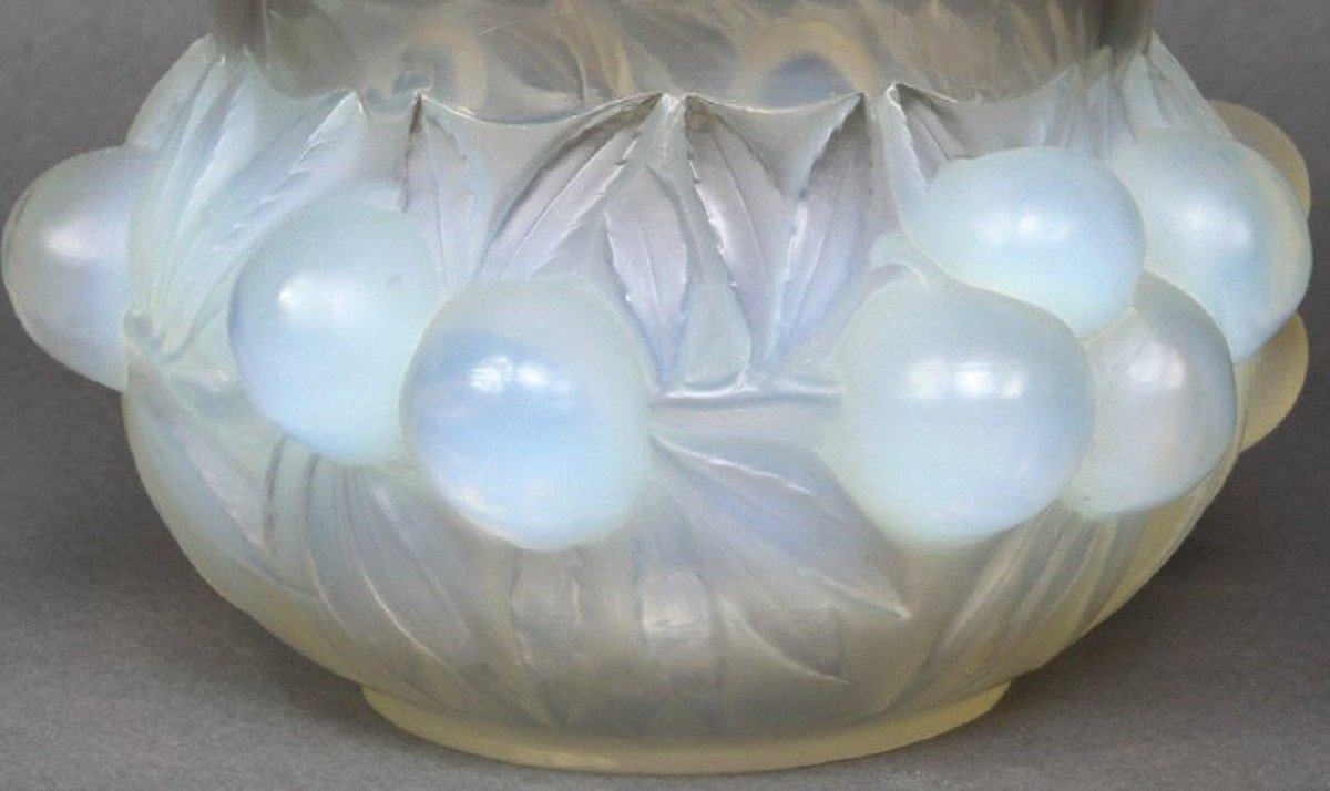 René Lalique : Vase "Prunes" Opalescent-photo-3