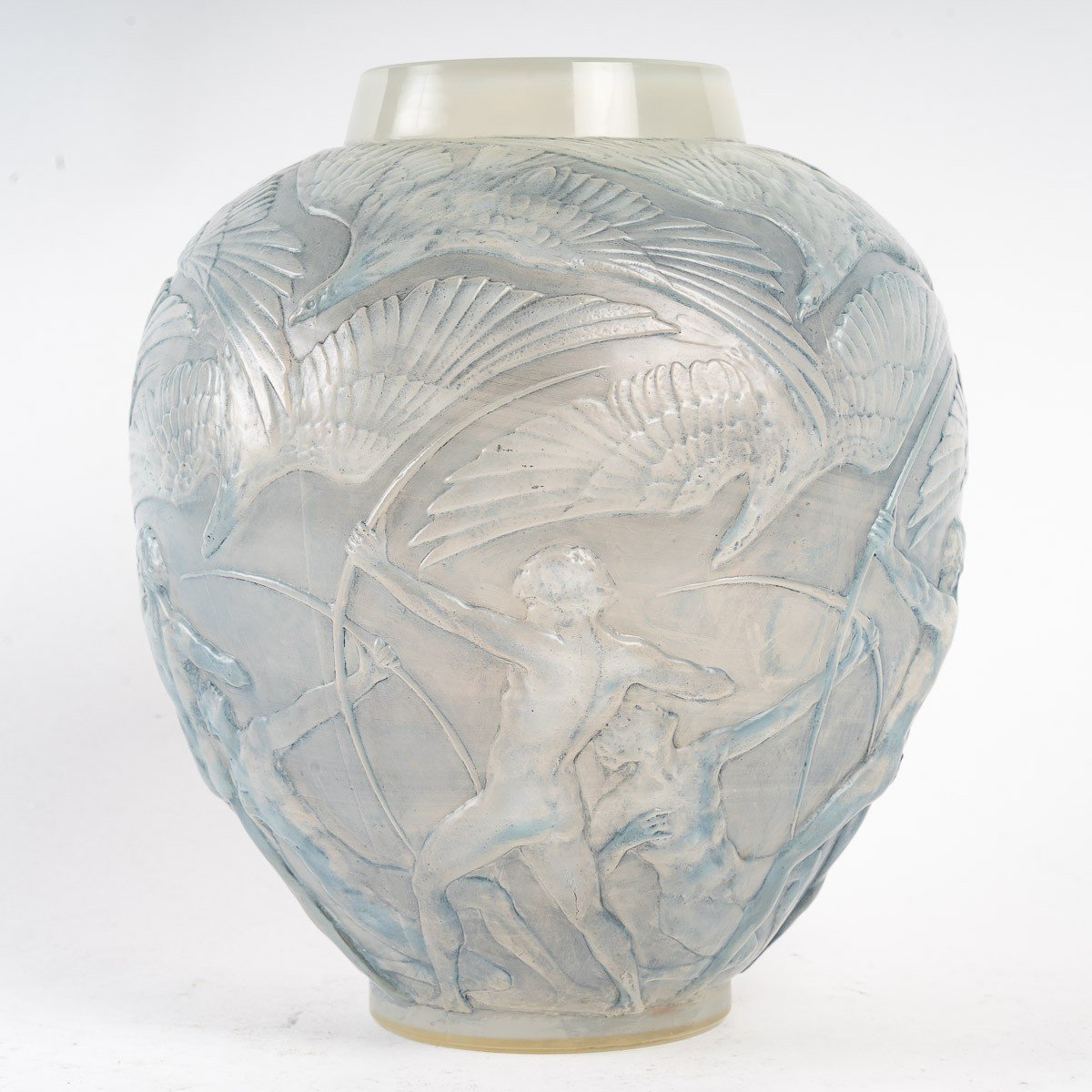René LALIQUE : Vase "ARCHERS" Opalescent-photo-1