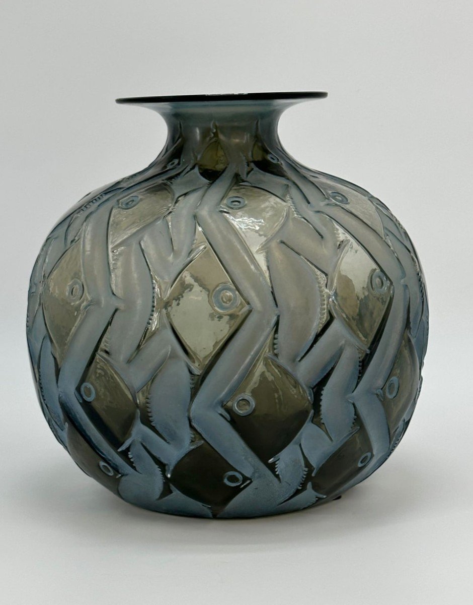Rene Lalique , Vase Penthièvres Gris , 1928.