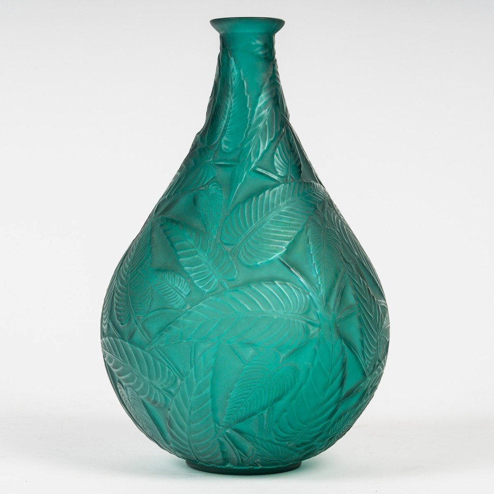 René Lalique -1923- Emerald Green Tinted “sauge” Vase 